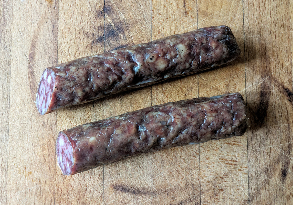 fuet ibérico – detal struktury mięsa po pokrojeniu